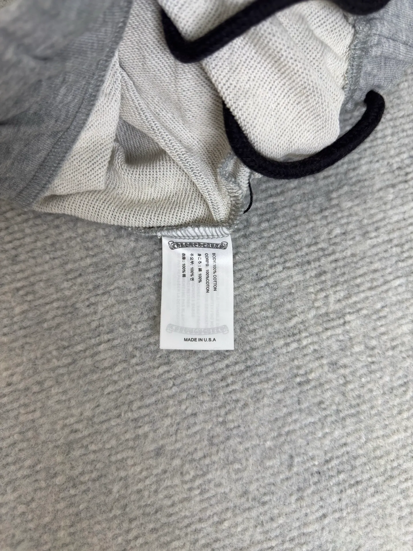 P290 Chrome Hearts floral gray Sanskrit logo shorts. Authentic version - physical counter - top luxury quality. 🆚Instant sale of all versions on the market. Custom dyed floral gray fabric according to YB. The price of floral gray fabric is extremely high. There is no stock in the market. The embroidery uses imported embroidery. Customized scroll hardware and accessories. Size S M L